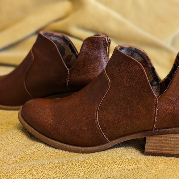 B. O. C. Women's Lucy Ankle Booties - Picture 3 of 11